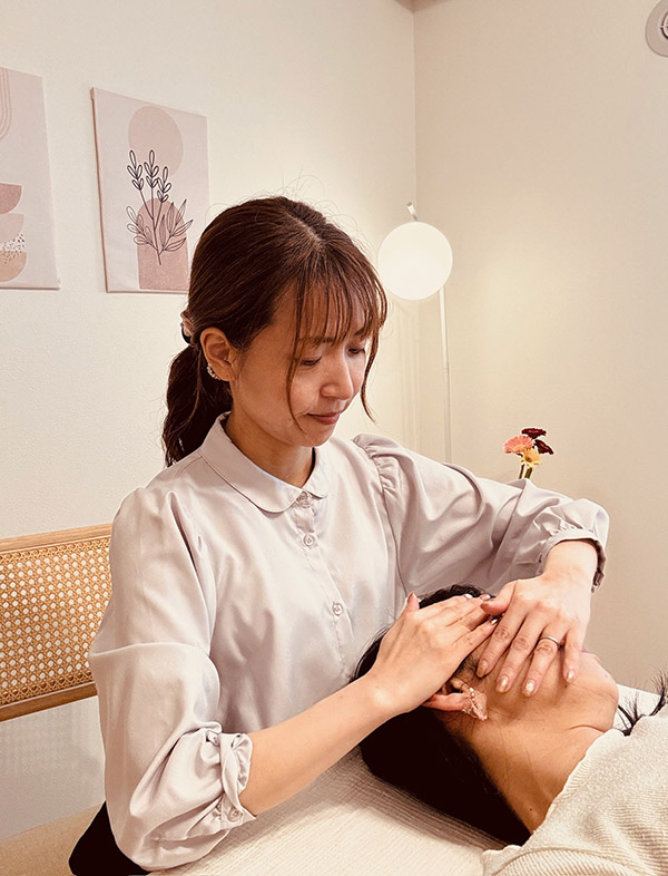 手技でリンパの流れを改善します。